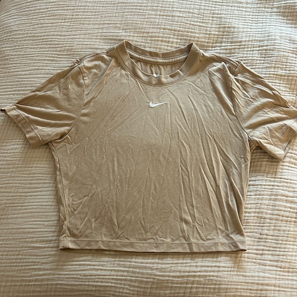 Nike Tops - NIKE WORKOUT CROP TOP